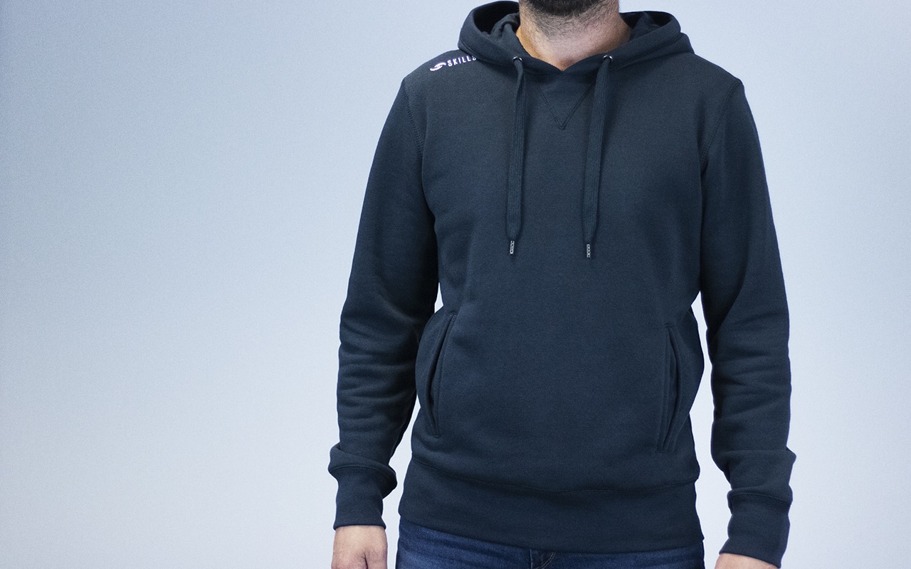 Sweat de la ligne Essentielle de la marque Skills